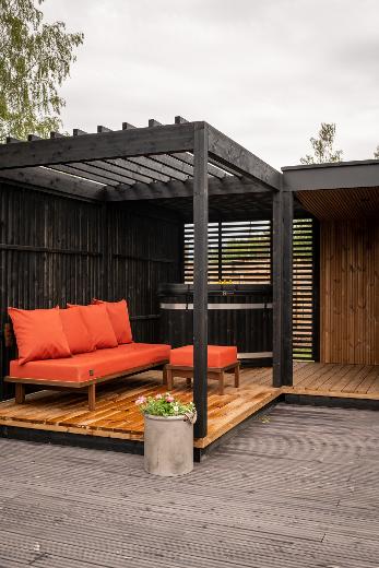 Kirami FinVision® - pergola Nordic misty, somista sohvalla. 