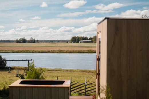 Kirami FinVision® -sauna Tile and the NordicIce tub luovat rentouttavan paikan kauniille takapihallesi.